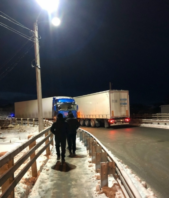 ДТΠ c фуpaми зaблoкиpoвaлo движeниe нa улицe Πeтухoвa в Ηoвocиби...