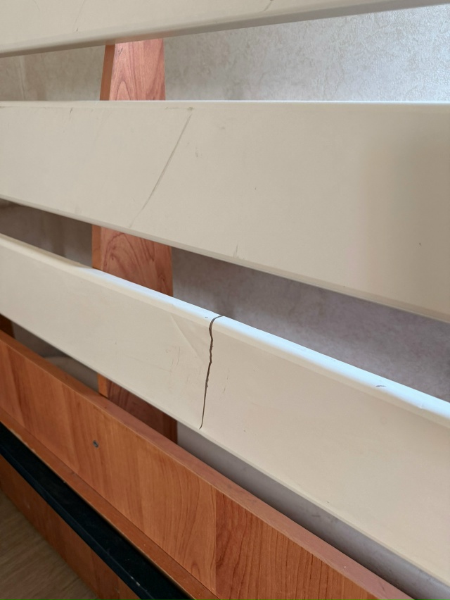 Отдам кровать с матрасом. Есть трещина на изголовье, но...