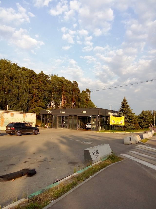 Парковка у дворца спорта на Олимпийской улице закрыта ...