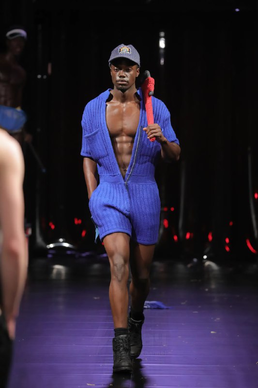 На показе мод в Нью-Йорке представили одежду из гейской шерсти
Это не ошибка и не рофл: шизоактивис