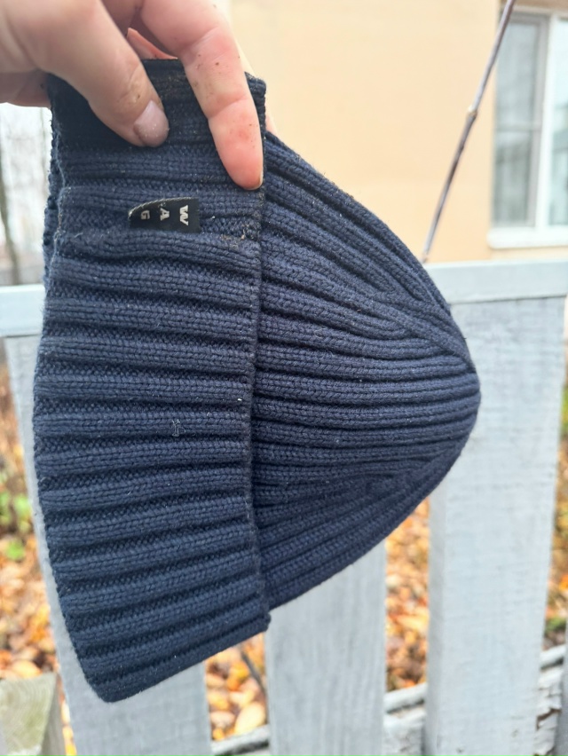 Доброе утро. Чей- то ребенок утром потерял шапку около 3...