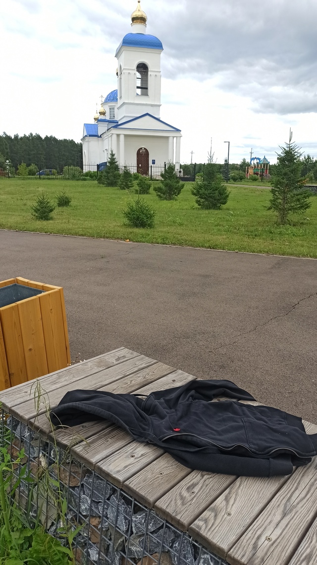 Чья одежда лежит на скамеечке? Заберите.