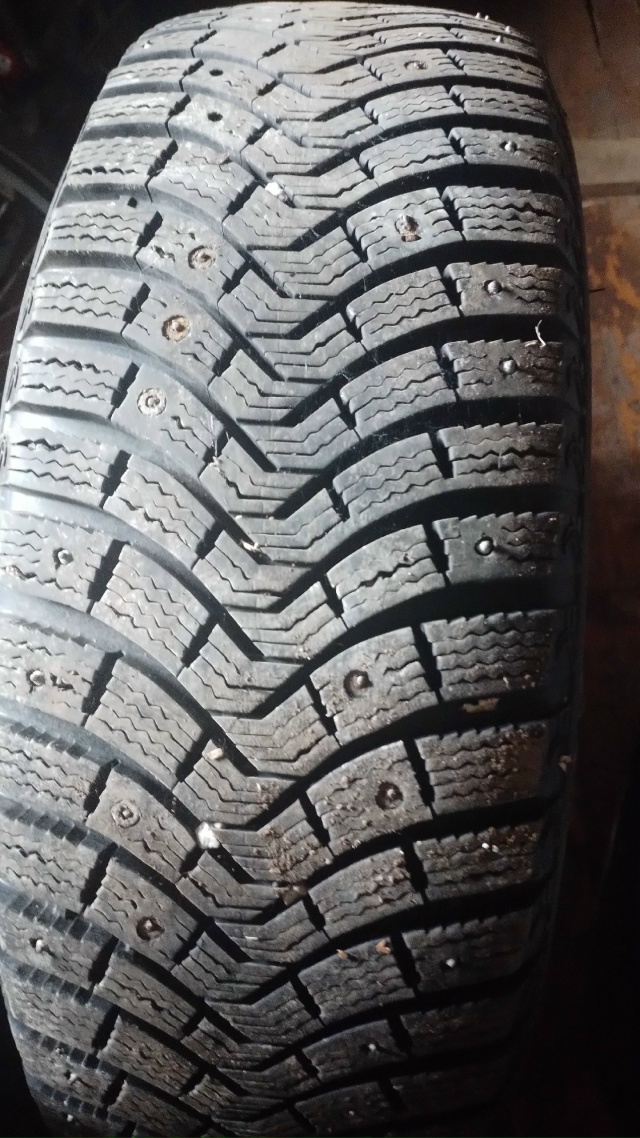 Продам зимние шины MICHELIN размер 225/65 R17,без порезов и гры...