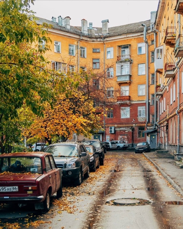 Мгновения осени на улицах, площадях и во дворах Уралма?...