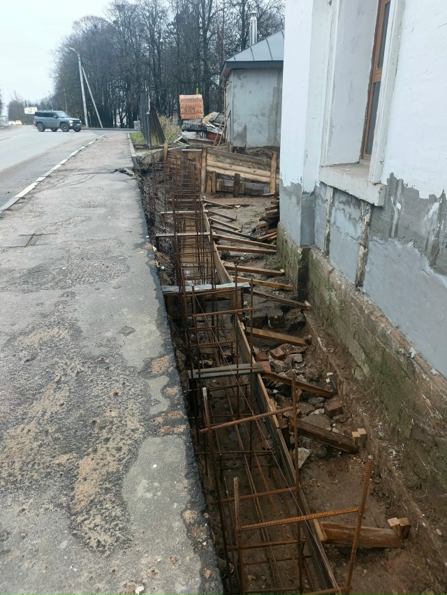 Человек не шашлык!
Какая опасная небрежность: у храма ?...