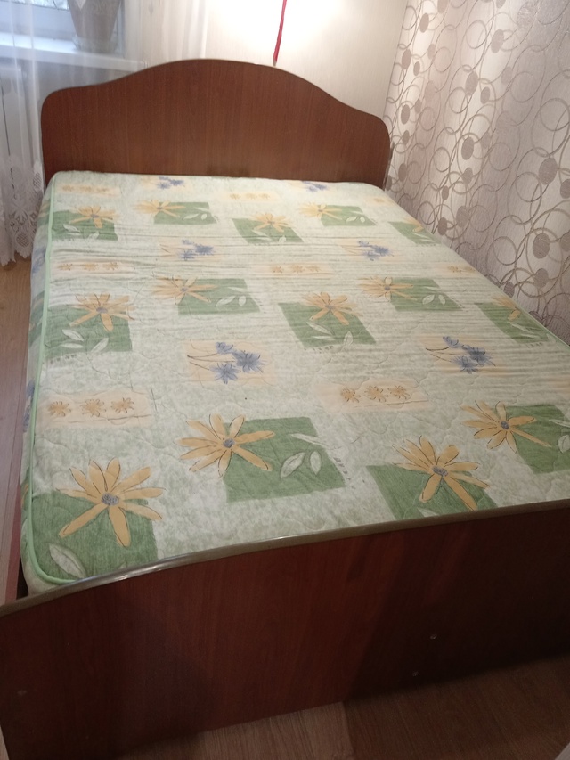Отдам двухспальную кровать с матрасом