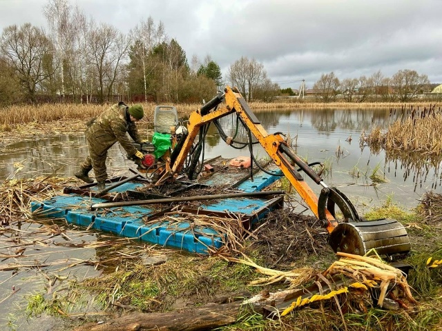 В Можайском округе приводят в порядок водоемы перед зи...