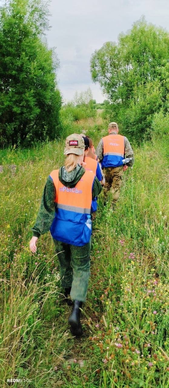 Четыре дня — как вечность ожиданья,
И лес молчал, храня...