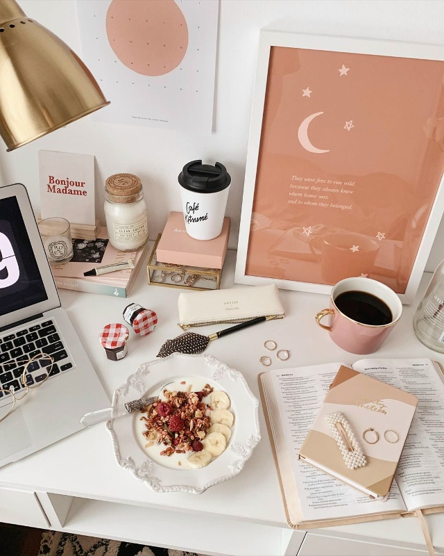 Несчастным или счастливым человека делают только его ?...