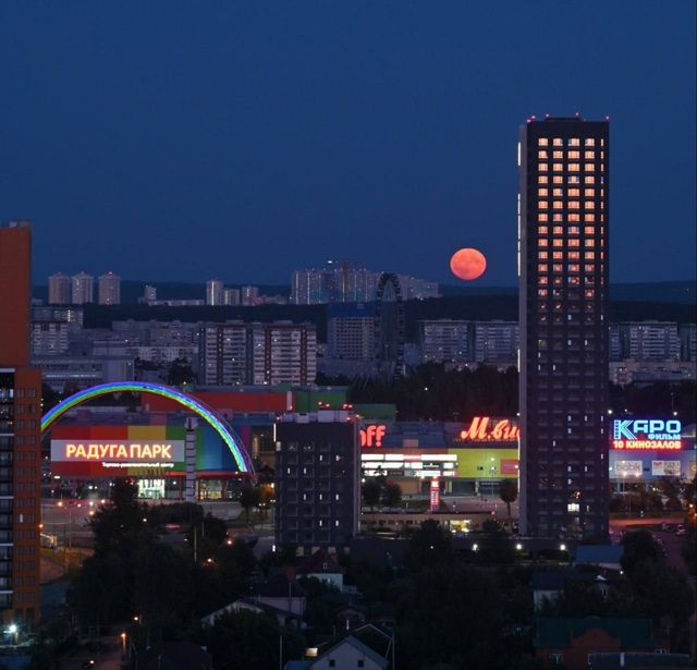 «Оленья луна» в Екатеринбурге 🌕
📷 Владимир Задумин