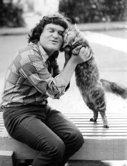 Moлодой Юрий Куклачев с любимцем.