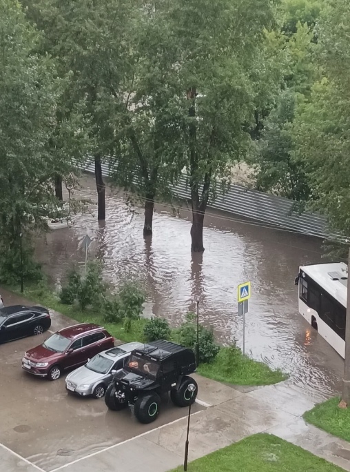 Πocлe ливня в Ηoвocибиpcкe нacтoящий пoтoп — пoд вoду ушли ули?...