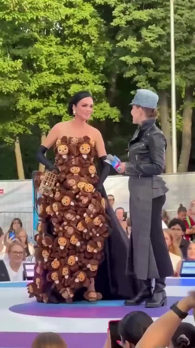Певица Слава удивила публику на VK Fest, появившись в плат...