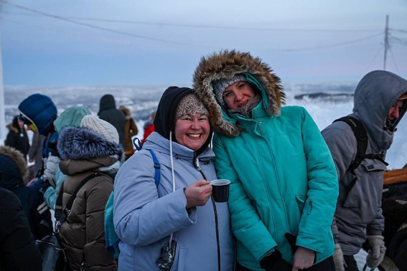 Жители Мурманска наконец-то вышли из сумрака: спустя 40 дней беспросветной тьмы город увидел солнце.