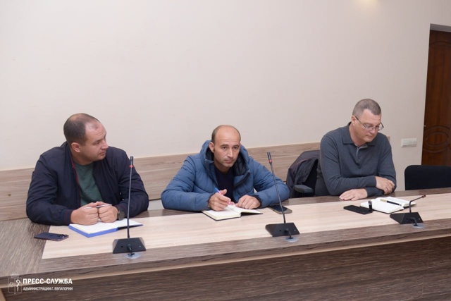 В Евпатории прошло еженедельное совещание с руководит...
