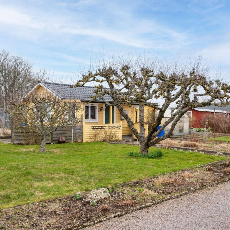 Уютный домик в Швеции продаётся по цене машиноместа — всего за 1,5 миллиона рублей.
Он расположен