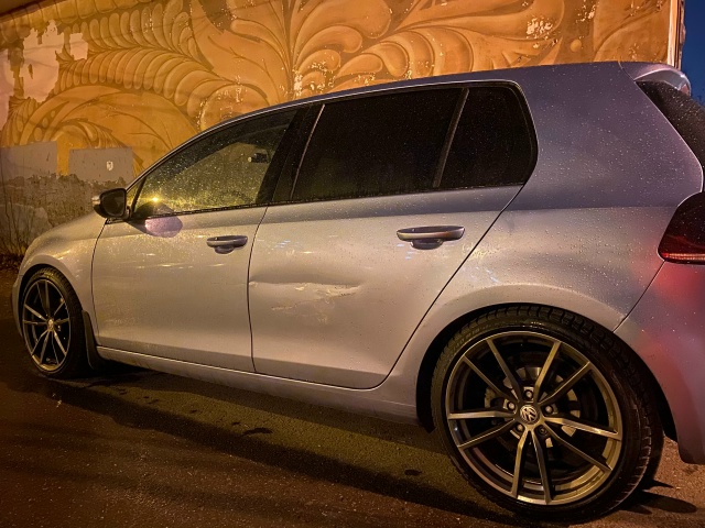 Толмачева 10, кто зацепил VW гольф и уехал, лучше пишите в...