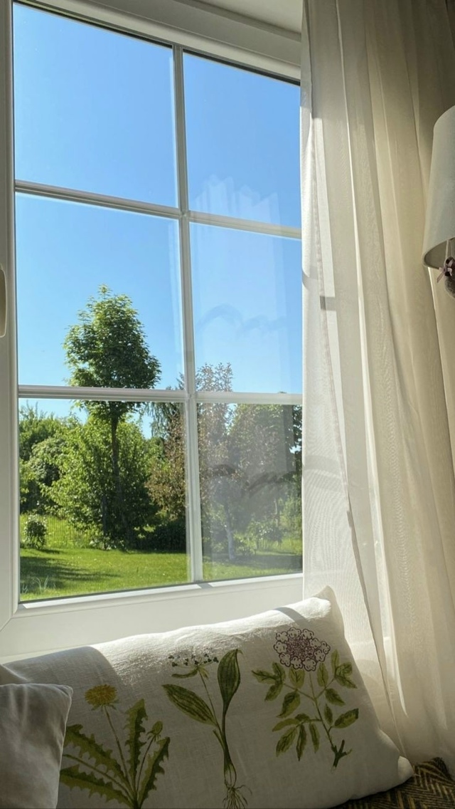 Солнечный свет и цветы делают меня счастливее.