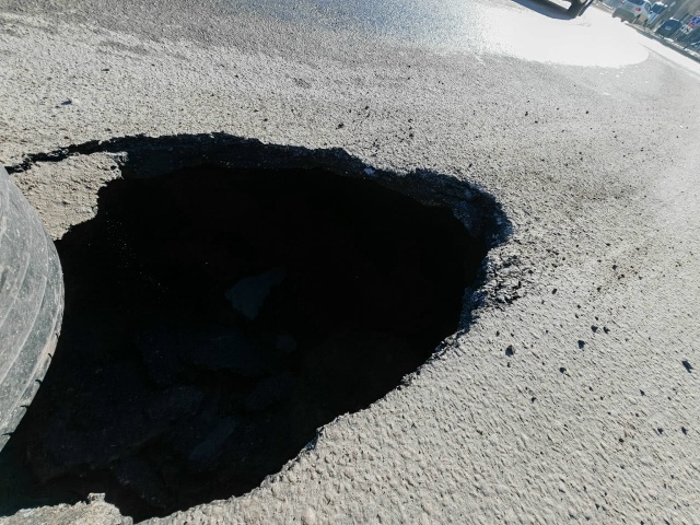 😶 Провалов асфальта мало не бывает!
Куряне делятся и...