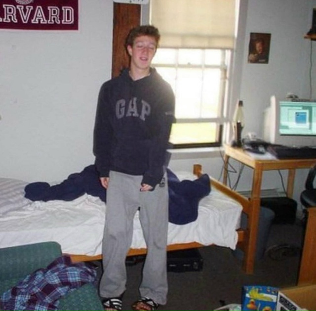 В возрасте 19 лет, Марк Цукерберг запустил Facebook, будучи ?...