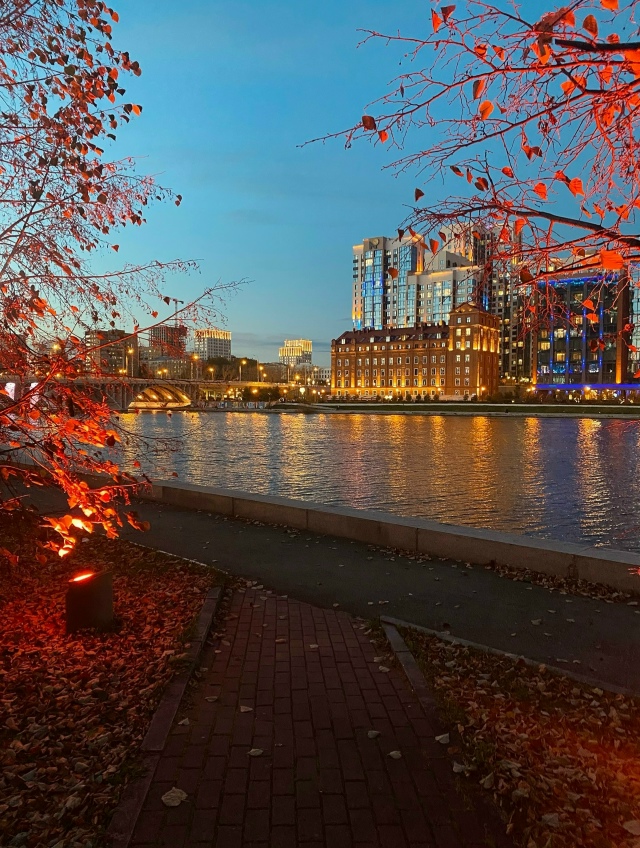 Осенний вечер в столице Урала🌃