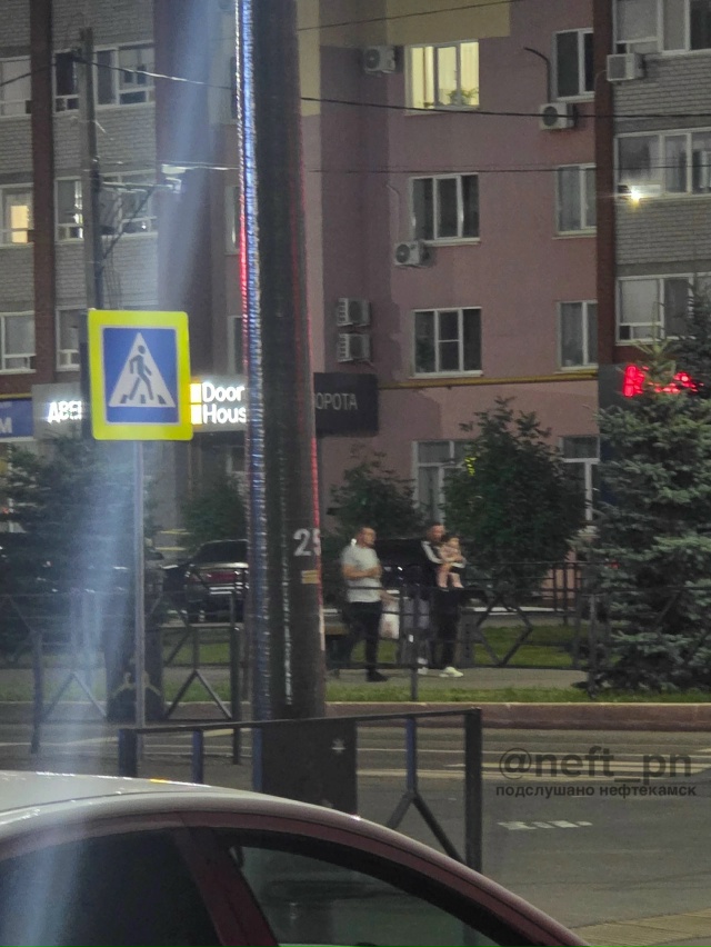 Бухое тело в серой футболке помочилось прямо на аллее(?...