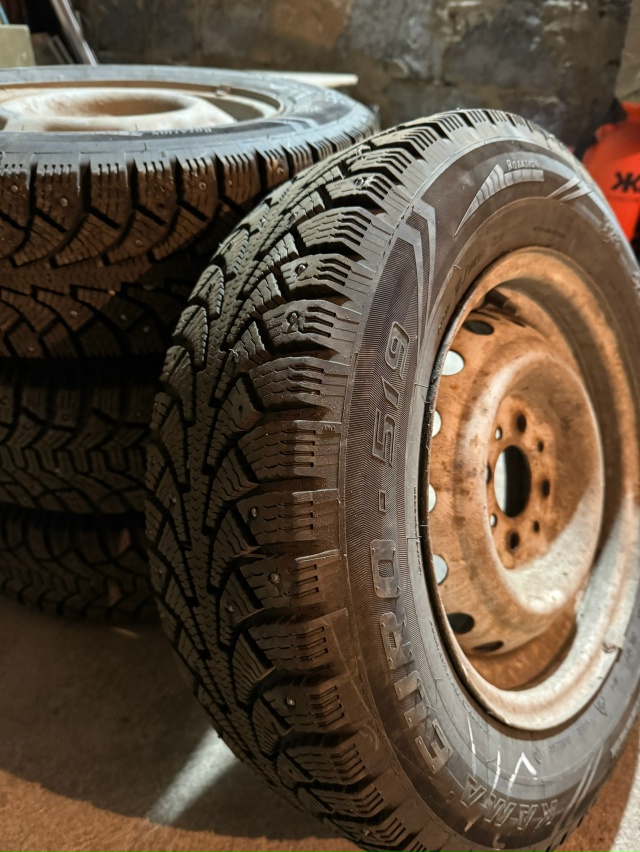 Стартер 2115 НОВЫЙ не ставился - 3500р
1 баллон на ниву R16 - 350...