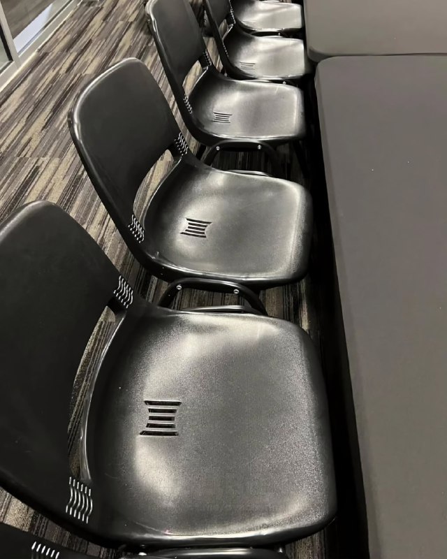 В Индии придумали офисные стулья для пердежа — в сиденье сделали несколько отверстий, чтобы рассеива