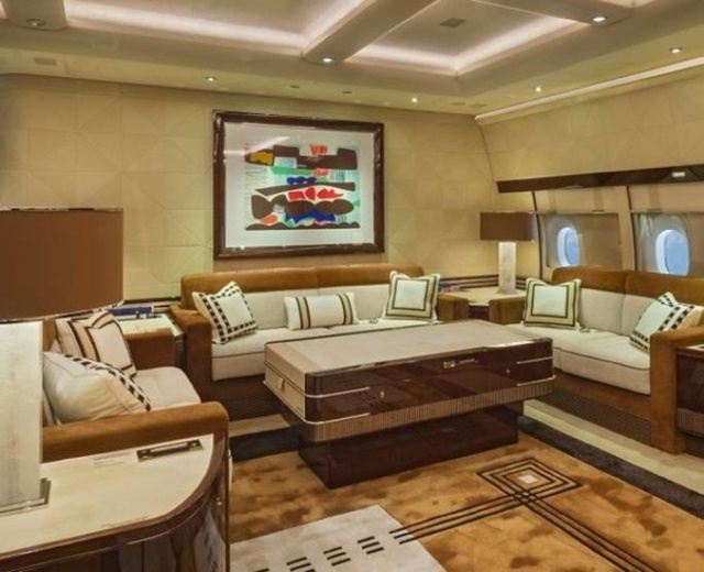 Самый большой частный самолет в мире это Boeing Business Jet 747-8...