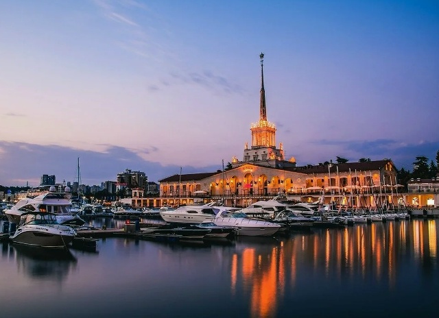 Я побухчу. Вот отношение к нашим людям. Центр Сочи. 12 дн?...