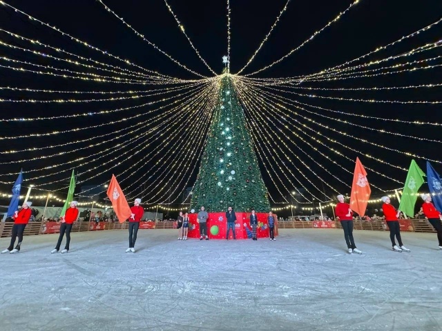 ⛸Каток у кинотеатра «Искра» торжественно открыли
Ле...