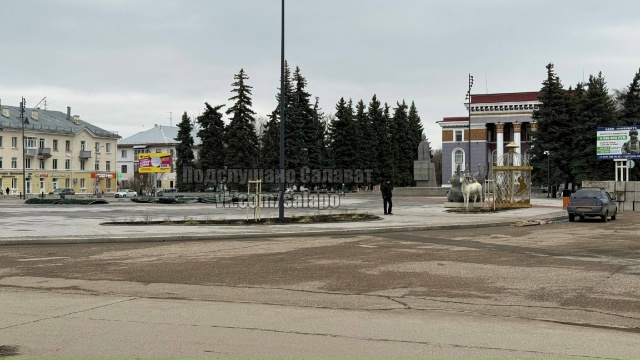 🎄В Салавате на площади начали установку главного нов?...