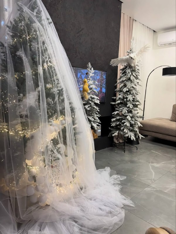 В соцсетях хайпят ёлки в… свадебной фате
Ёлку украшают как обычно, но сверху вместо мишуры накрываю