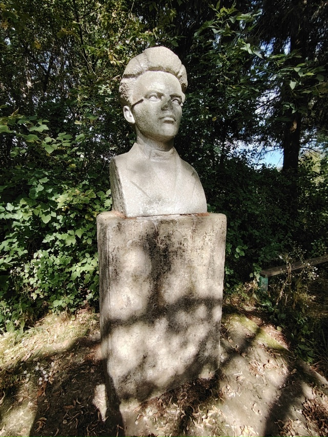 Добрый день. Трубчане подскажите, кому установлен памя...