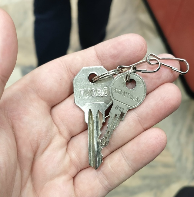 Нашли ключи в пятёрочке на Лесном бульваре, оставили н?...