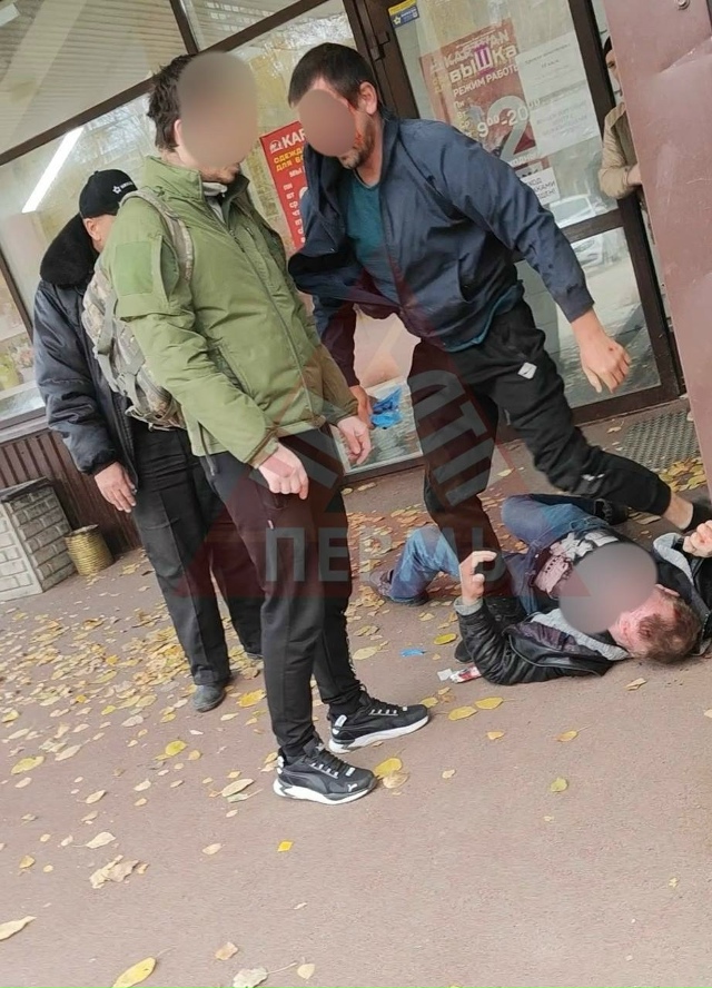 Избивали мужика, а охрана стояла рядом и смотрел как ег...