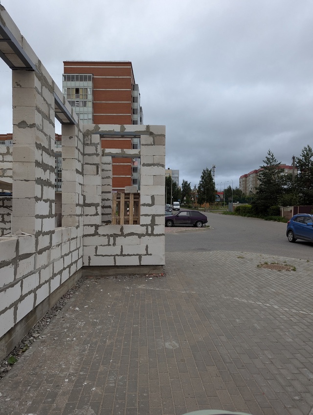 Странное расположение нового здание на дороге.
Слабон?...