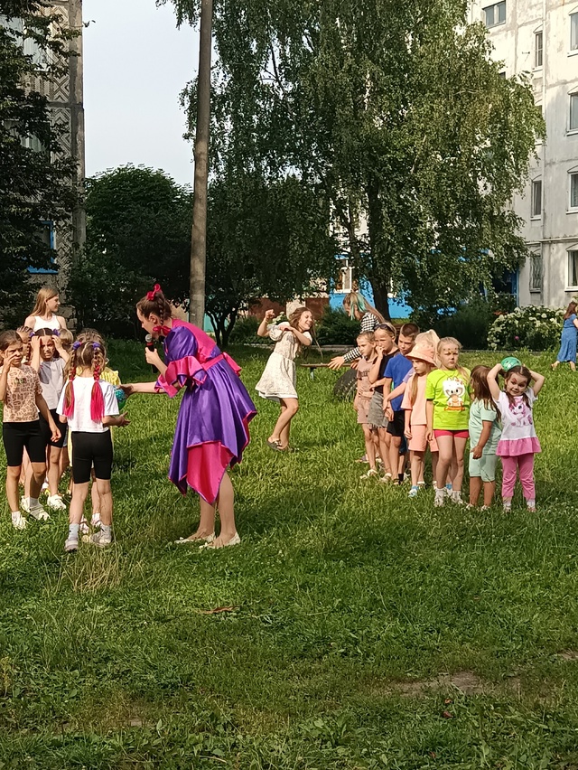 Солнце светит, птицы поют,
Во дворе сегодня праздник ту...