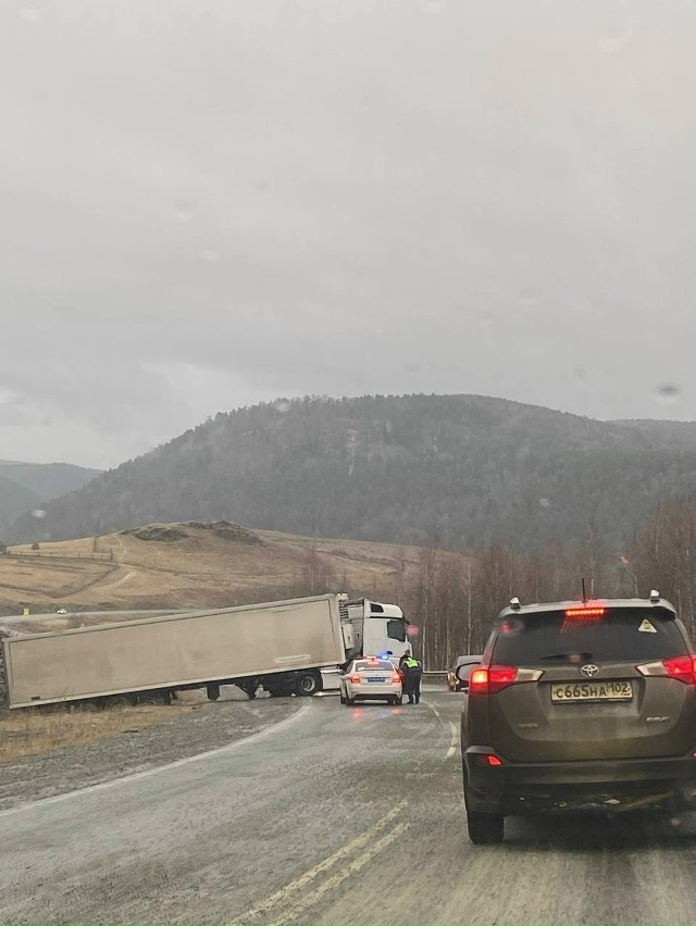 Трассы Башкортостана сковал гололёд. Фуры стоят.