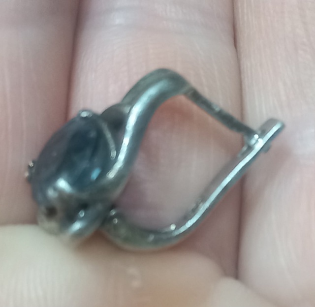 На пляже найдена серебряная серёжка. Чья?