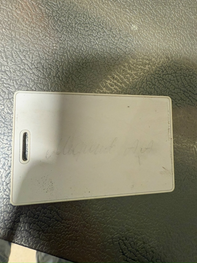 Найден пропуск, обращаться в магазин пятерочка на Лесн...