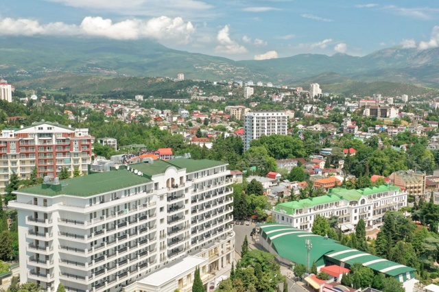Напоминаю, что крымским отельерам остается менее меся?...