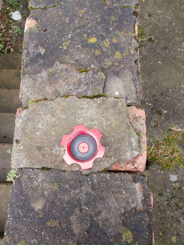 Кто-то ночью потерял крышку бензобака.
Ул.Серова 6
Адми?...