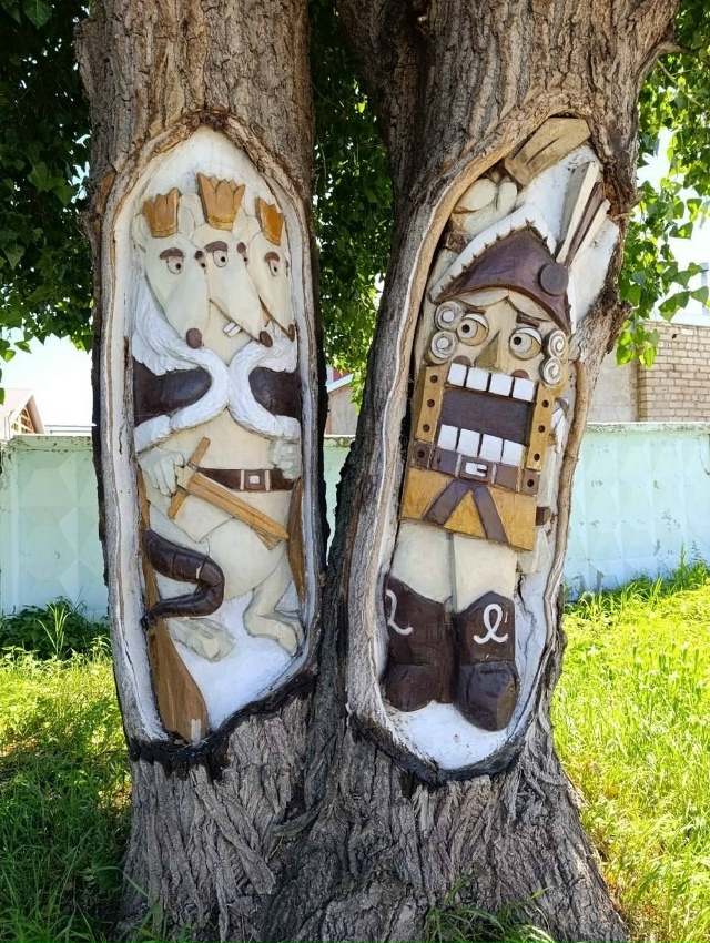 🌳 В стволах деревьев в Чайковском вырезали сказочные ...