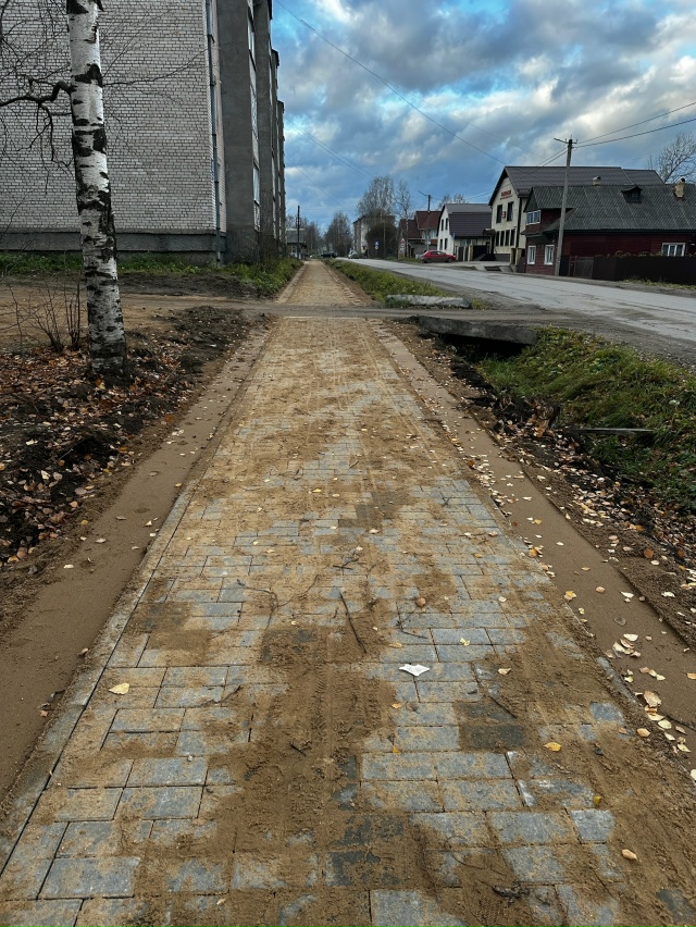 Тротуар сделали на Фефилова, а песок не нужно убирать?
...