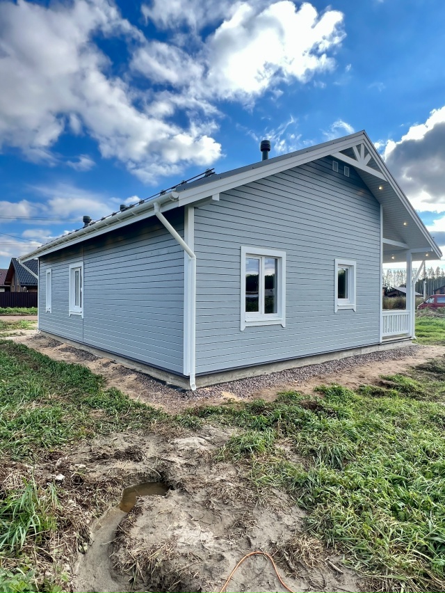 Каркасный одноэтажный дом, с небольшой террасой. 🏠
С?...