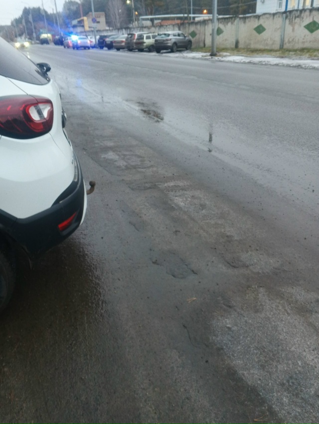 Крепят за знак, штрфы пишут, подьехал эвакуатор