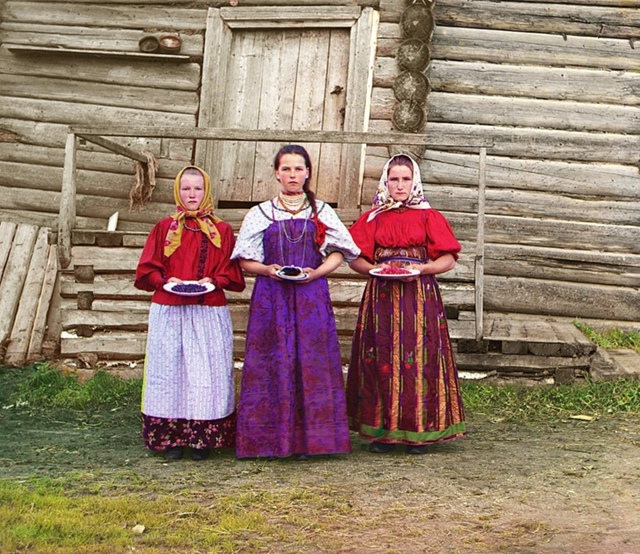 Moлодые русские крестьянки (Новгородская губерния, 1909 г...