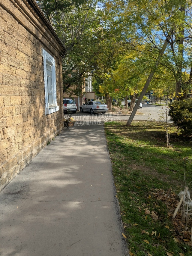 Добрый день. Проезд Некрасова, стоит прямо на тротуаре,...