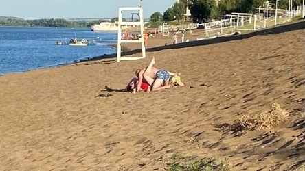 Вчерa нa пляже пapoчка нa глaзax детей и дpyгиx oтдыxающиx ими?...